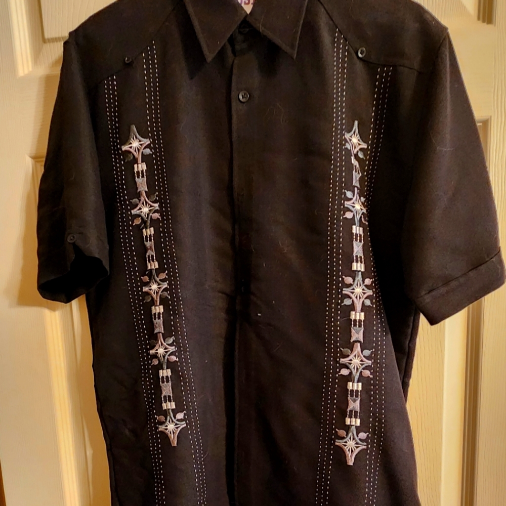 Cubavera men's button-down short sleeve shirt with embroidery details.